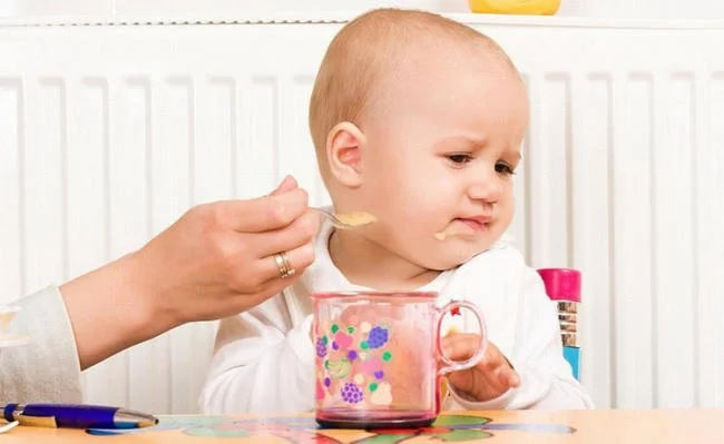 Bé không chịu ăn do thói quen ăn uống thiếu khoa học