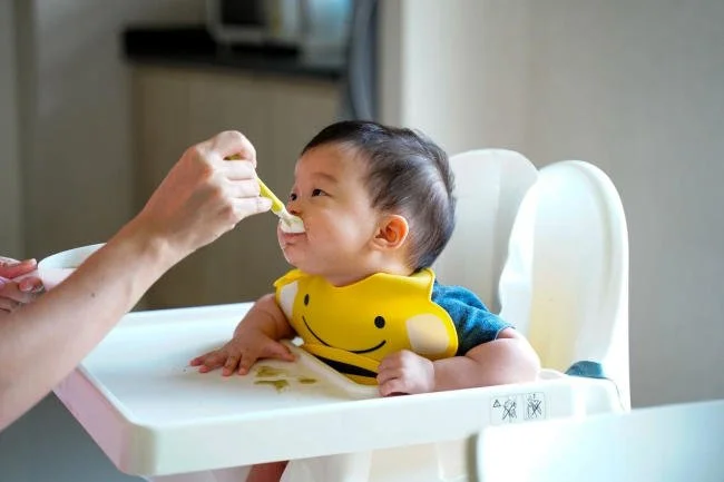 Cha mẹ không cần quá để ý về lượng ăn dặm cho bé 6 tháng