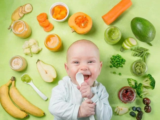 Cha mẹ nên cho bé ăn dặm từ lỏng tới đặc