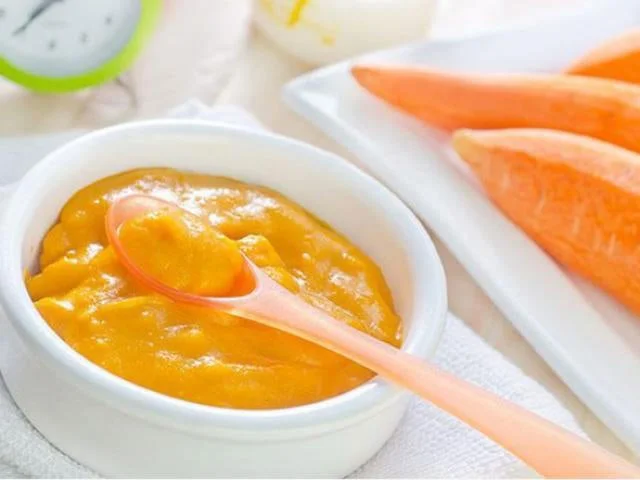 Cháo cà rốt trong thực đơn ăn dặm kiểu Nhật cho bé 5 tháng tuổi