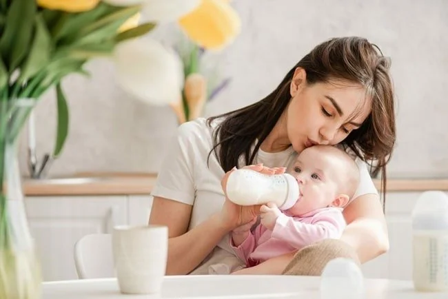 Nên cho bé uống sữa công thức đến mấy tuổi