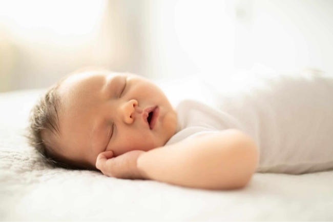 Có nhiều ý kiến trái chiều về việc có nên để trẻ ngủ bao nhiêu tùy thích không, nhưng phần đông đồng ý rằng luyện ngủ cho bé sẽ có lợi ích dài lâu