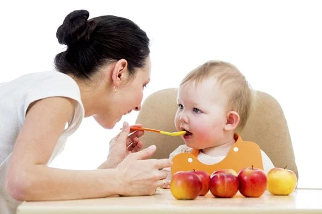Duy trì cho bé bú sữa mẹ hoặc sữa công thức khi bé 5 tháng tuổi