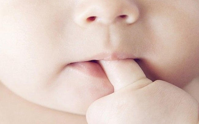Em bé mút tay có phải đói không?