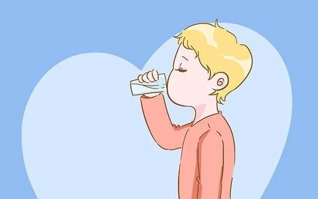 Hướng dẫn bé uống nước đúng cách