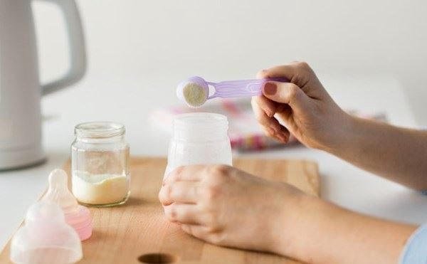 Làm thế nào để pha sữa mẹ với sữa công thức đảm bảo an toàn?
