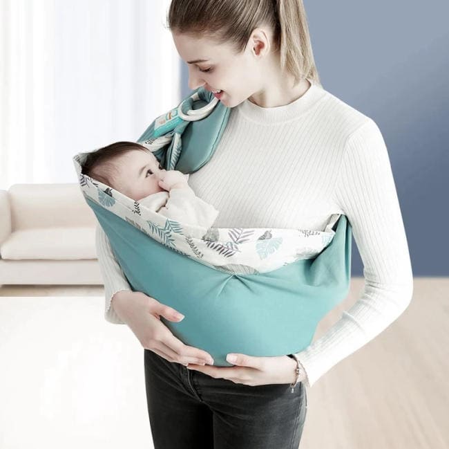 Mẹ nên dùng địu khi cần bế con và di chuyển trong thời gian dài