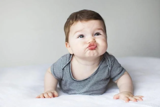 Trẻ 5 tháng tuổi đã có thể tự lật người