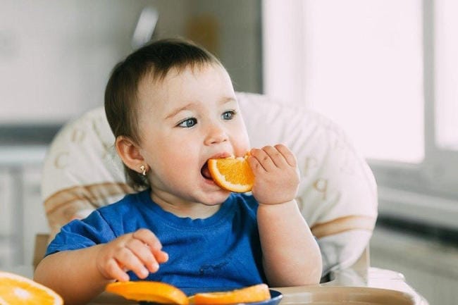 Trẻ 6 tháng tuổi có thể uống nước cam
