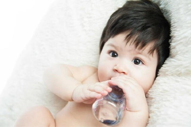 Trẻ 6 tháng tuổi có thể uống nước