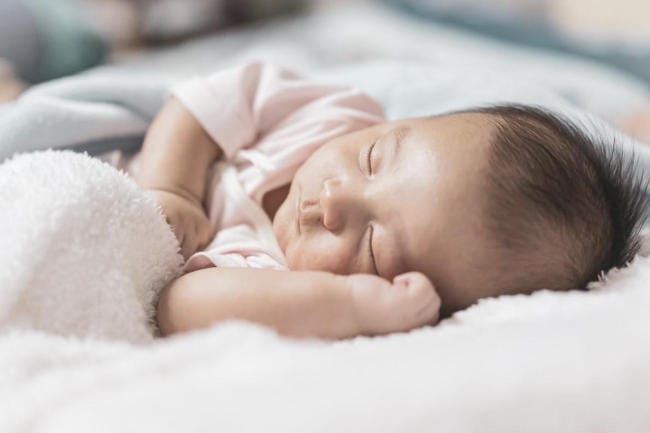 Trẻ 6 tháng tuổi nên ngủ đủ 14 – 15 tiếng mỗi ngày đồng thời chia thành nhiều giấc ngắn ban ngày và giấc dài ban đêm