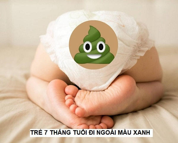 trẻ 7 tháng tuổi đi ngoài màu xanh