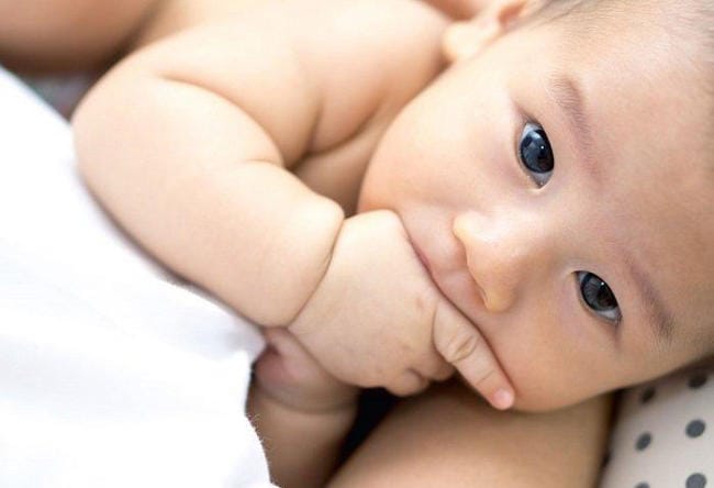 Trẻ mút tay do buồn chán, mệt mỏi hay căng thẳng