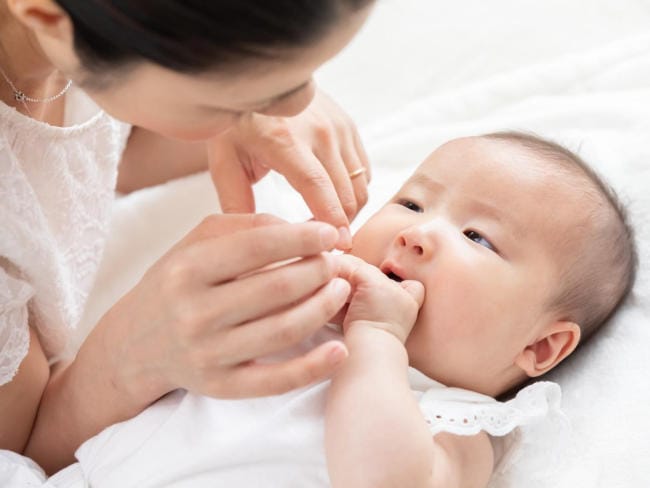 Trẻ mút tay khi mọc răng hay giác quan phát triển