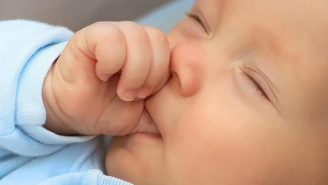 Trẻ sơ sinh mút tay do muốn xoa dịu bản thân