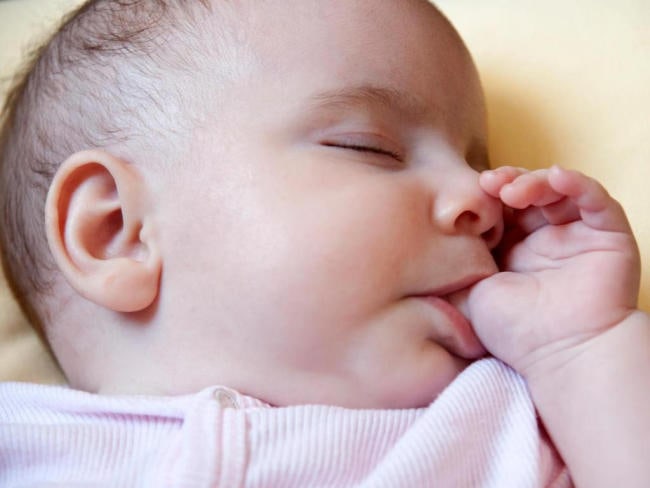 Trẻ sơ sinh mút tay là phản xạ tự nhiên và có thể xuất hiện ngay từ trong bụng mẹ