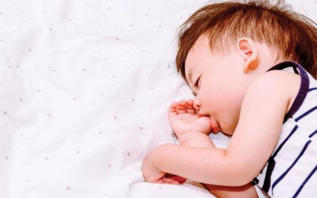 Trẻ sơ sinh mút tay như một thói quen