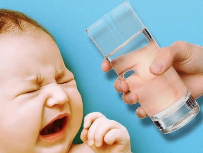 Trẻ uống được bao nhiêu nước còn tùy thuộc vào độ tuổi và cân nặng