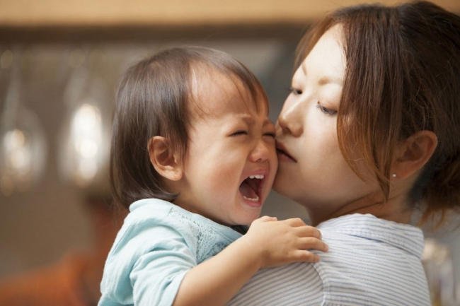 trẻ 2 tuổi quấy khóc không rõ nguyên nhân