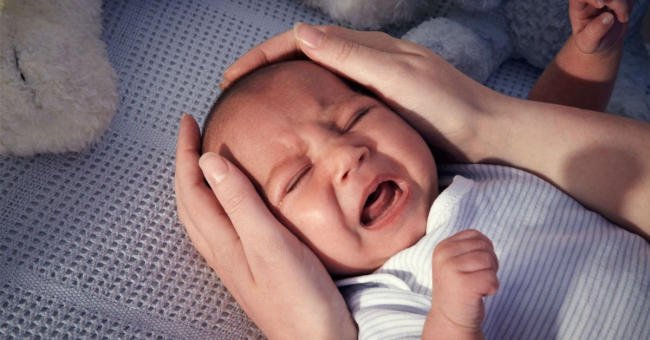 trẻ sơ sinh khó ngủ