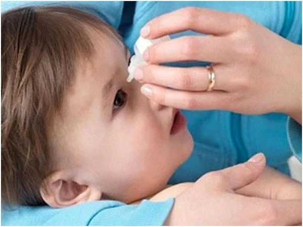 Các bước nhỏ mắt cho bé