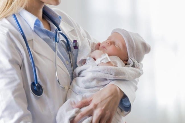 Mẹ cần cho bé đi khám nếu ghèn đổ nhiều