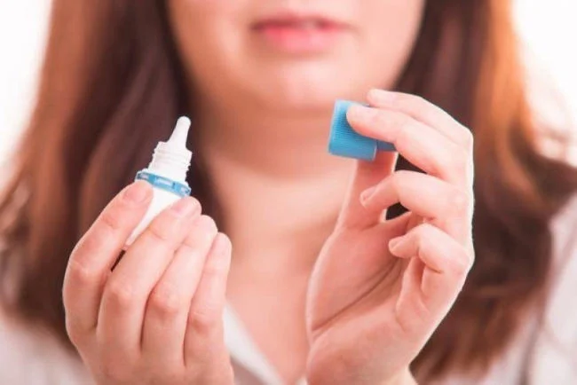 Thuốc nhỏ mắt chứa kháng sinh dùng để điều trị mắt đỏ