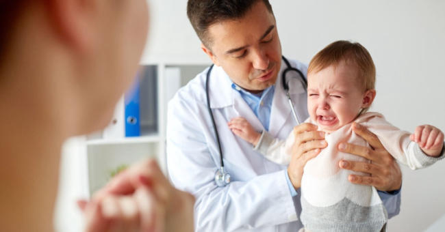Trẻ cần gặp bác sĩ khi có triệu chứng lạ