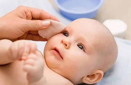 Vệ sinh mắt để loại bỏ ghèn vàng
