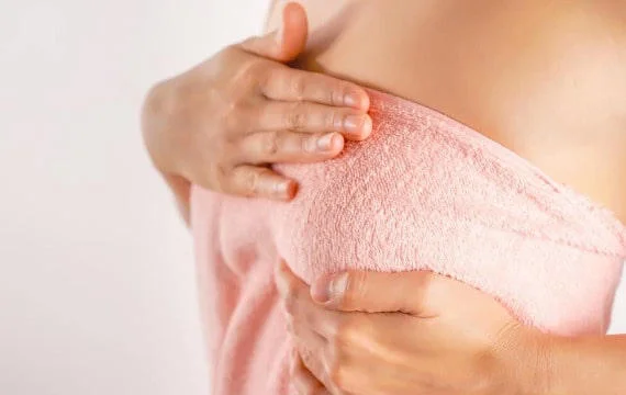 Chườm nóng, lạnh giúp giảm căng sữa hiệu quả