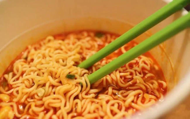 Mì tôm không chỉ giảm sữa mà còn không tốt cho sức khỏe