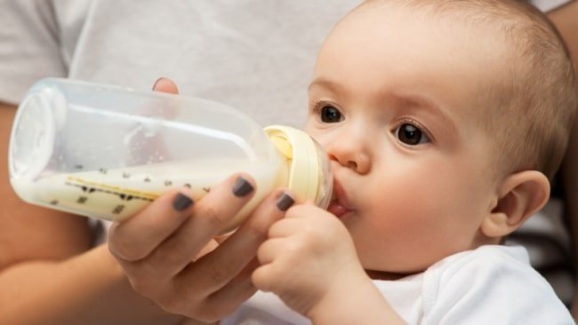 Trẻ uống sữa bị hỏng nguy hiểm thế nào?