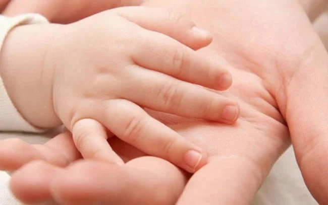 mong tay tre co dom trang