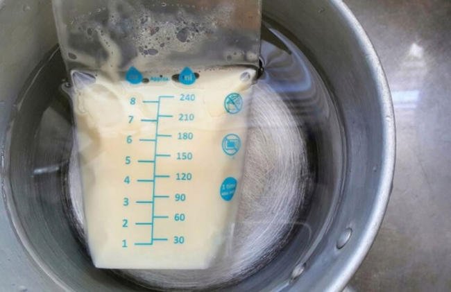 Rã đông sữa mẹ với nước lạnh