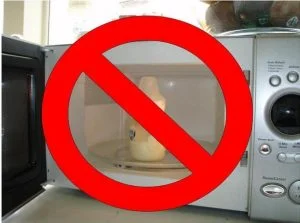 Tuyệt đối không rã đông sữa bằng lò vi sóng