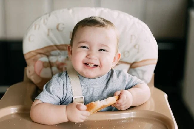 Hãy đảm bảo chiếc bụng no vừa đủ cho bé