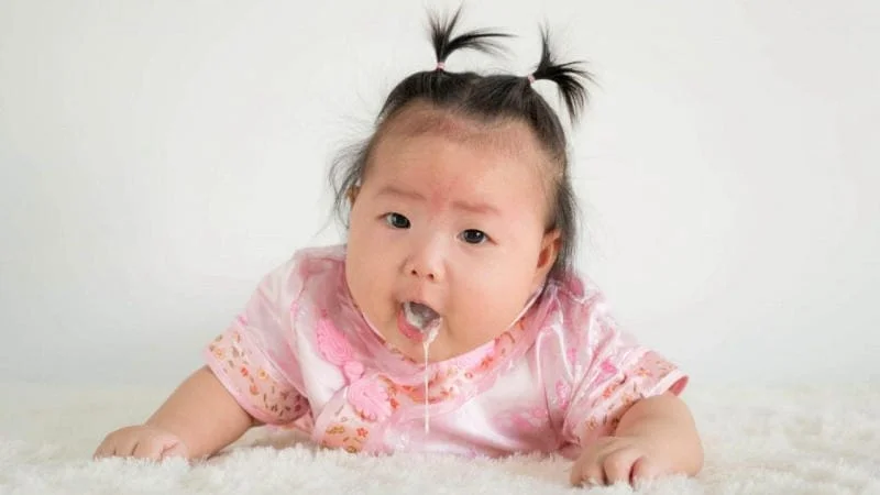 Trẻ bị nôn nhiều không sốt không đi ngoài là bị làm sao?